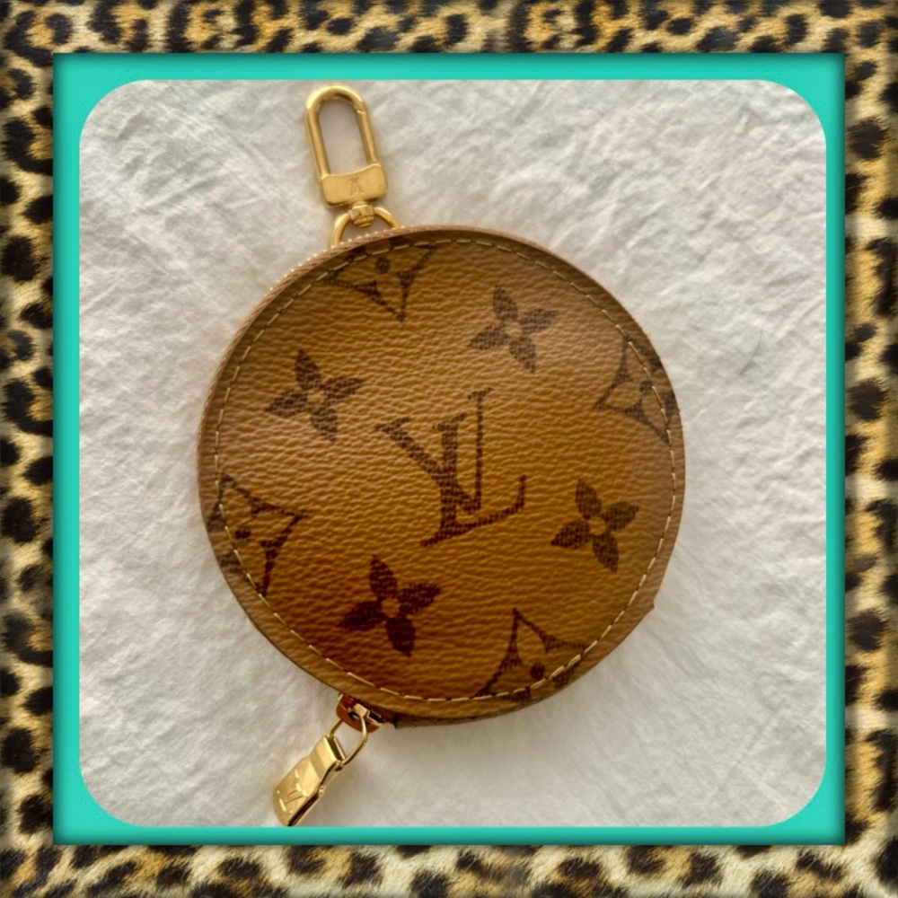 👑✅PRICE FIRM✅AUTHENTIC Louis Vuitton Reverse Coin Pouch